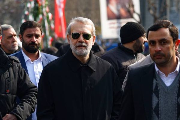 مستشار خامنئي عن تهديدات ترامب: من يريد أن يفعل شيئا لا يتحدث كثيرا