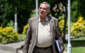 وزیر بهداشت: یک ربات جراح پیشرفته به نام سینا ساخته و به اندونزی هم صادر کردیم