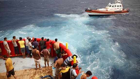 ایتالیا اولین گروه از «پناهجویان غیرقانونی» را به مراکزی در آلبانی فرستاد