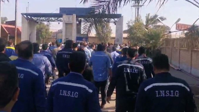 احتجاجا على سياسات النظام الإيراني وفصل زملائهم.. عمال الحديد في الأهواز يضربون عن العمل 