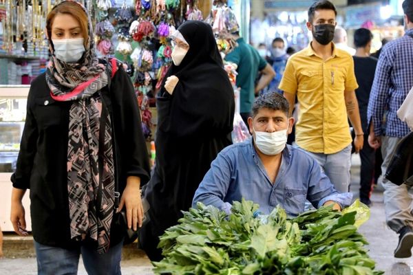 وزير الصحة الإيراني: دخلنا في الموجة السادسة وتحول 7 مدن إلى "الأحمر" لانتشار "أوميكرون"