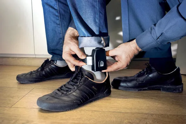 السوار الإلكتروني للمتظاهرين في إيران.. رحمة حكومية أم أداة للإذلال؟