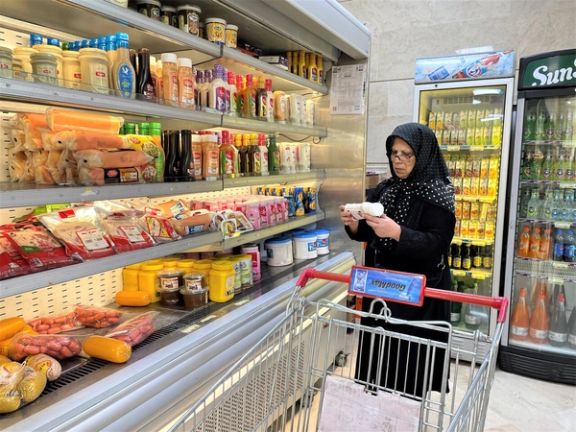 An Iranian woman shopping in a grocery store in Tehran