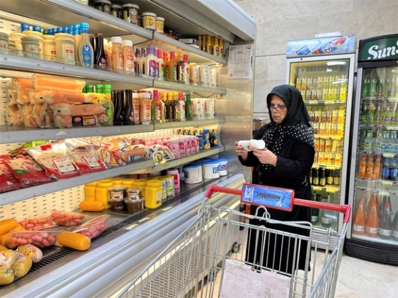 An Iranian woman shopping in a grocery store in Tehran