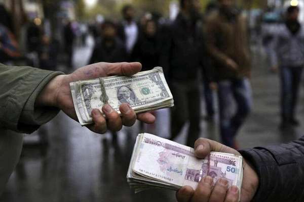 من الإسترليني إلى الأفغاني.. انهيار قياسي للعملة الإيرانية في سوق طهران