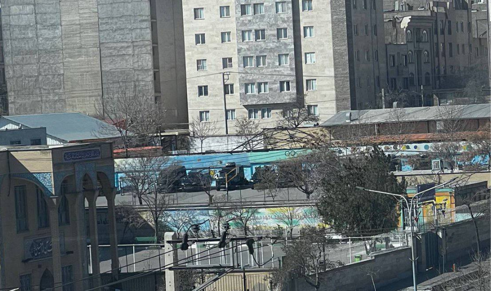 ویدیویی که ۱۰ اسفند برای ایران‌اینترنشنال ارسال شد، حضور خودروهای متعلق به نیروهای امنیتی را در حیاط دبستان علی شهرستانی در بلوار فکوری نشان می‌دهد