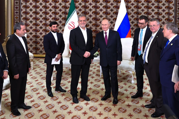 الرئيس الإيراني يؤكد متانة علاقات بلاده مع روسيا.. ويدعو لتوقيع الوثيقة الاستراتيجية سريعا