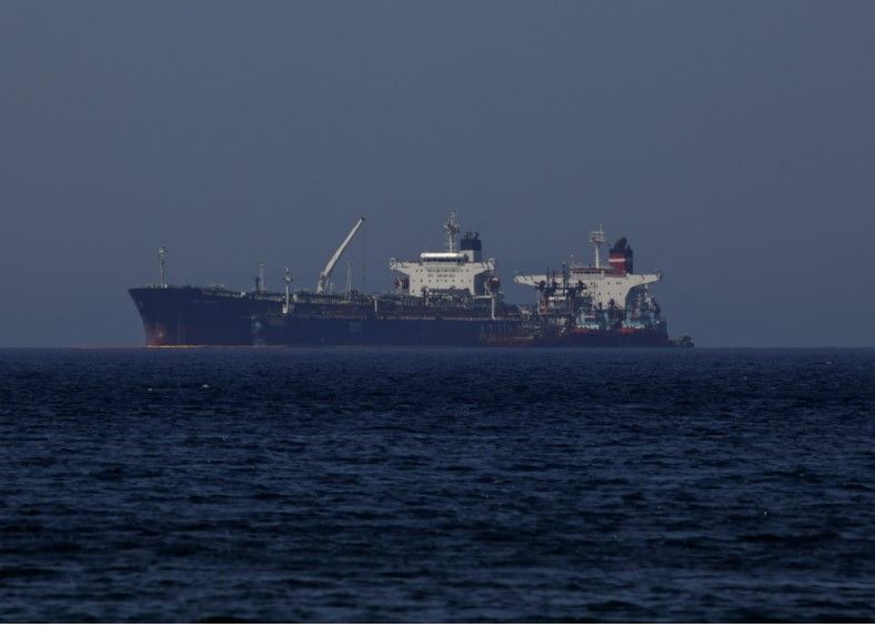 حمله پهپادی جمهوری اسلامی به یک نفتکش کویتی در بندری در دبی باعث آسیب جدی به این کشتی شد