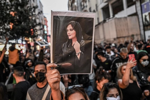 معارضو النظام الإيراني يطالبون بـ "أقصى دعم" للانتفاضة الشعبية للإيرانيين