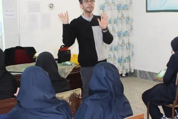 منع المعلمين الذكور من التدريس في جميع المدارس الثانوية للبنات في إيران