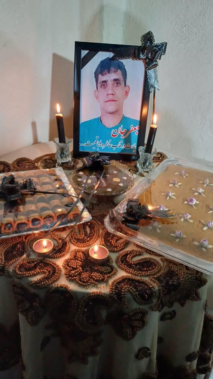 مقتل عامل برصاص الأمن الإيراني وعناصر "الباسيج" يتجولون بجثمانه على متن دراجات نارية 