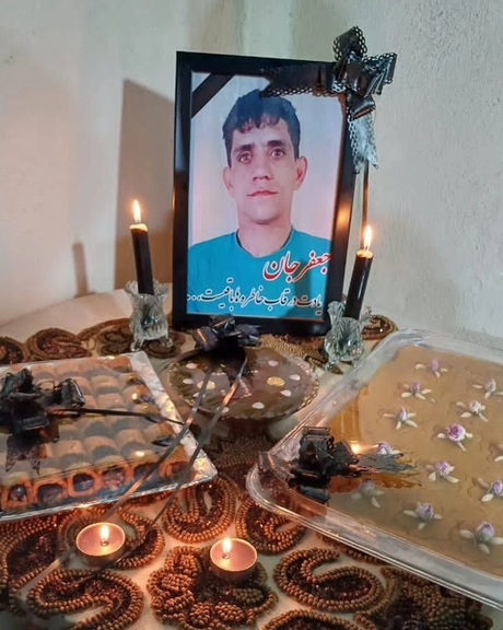 مقتل عامل برصاص الأمن الإيراني وعناصر "الباسيج" يتجولون بجثمانه على متن دراجات نارية