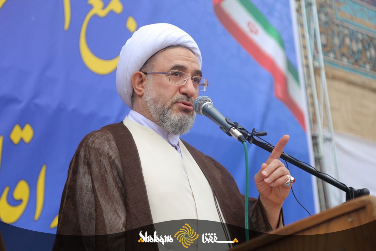 عضو مجلس خبرگان: نباید کاری کنیم که رهبر از اصول خود کوتاه بیاید