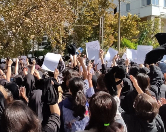 حقوقيون: اعتقال 644 امرأة في إيران عام 2024 بسبب عدم الالتزام بالحجاب الإجباري