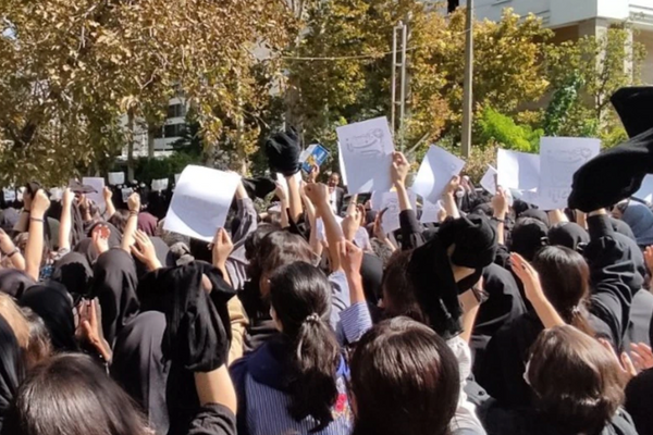 حقوقيون: اعتقال 644 امرأة في إيران عام 2024 بسبب عدم الالتزام بالحجاب الإجباري