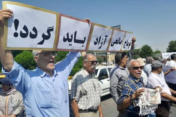 المتقاعدون الإيرانيون يعودون إلى الشوارع بهتافات ضد "الحجاب الإجباري" و"الإعدامات"