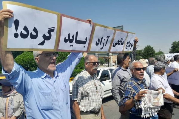 المتقاعدون الإيرانيون يعودون إلى الشوارع بهتافات ضد "الحجاب الإجباري" و"الإعدامات"