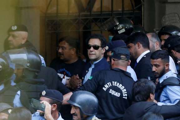 عمران خان، نخستوزیر پیشین پاکستان در محاصره نیروهای امنیتی در حال ورود به دادگاهی در اسلامآباد، ۲۲ اردیبهشت ۱۴۰۲