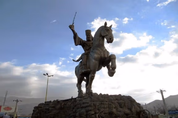 فرمانده سپاه در یاسوج تلاش زیادی برای حذف مجسمه آریوبرزن به اتهام اینکه «دم اسب آریوبرزن» به سمت محل دفن «شهدا» است، کرد. مجسمه حذف نشد اما چندین بار شمشیر آن شکست و یا آتش گرفت.