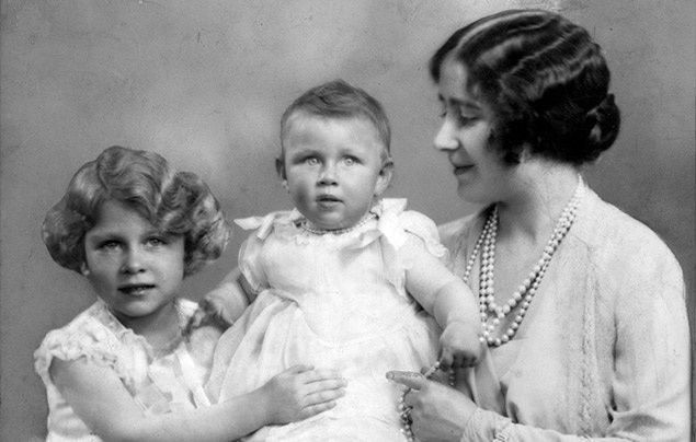 یکی از قدیمی‌ترین عکس‌های پرنسس الیزابت (سمت چپ) که او را در کنار مادرش،‌ ملکه الیزابت و خواهش پرنسس مارگرت نشان می‌دهد 