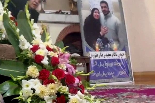 احتجاجات واسعة ضد إعدام المتظاهر الإيراني مجيد رهنورد ودعوات للإضراب يومي الخميس والجمعة