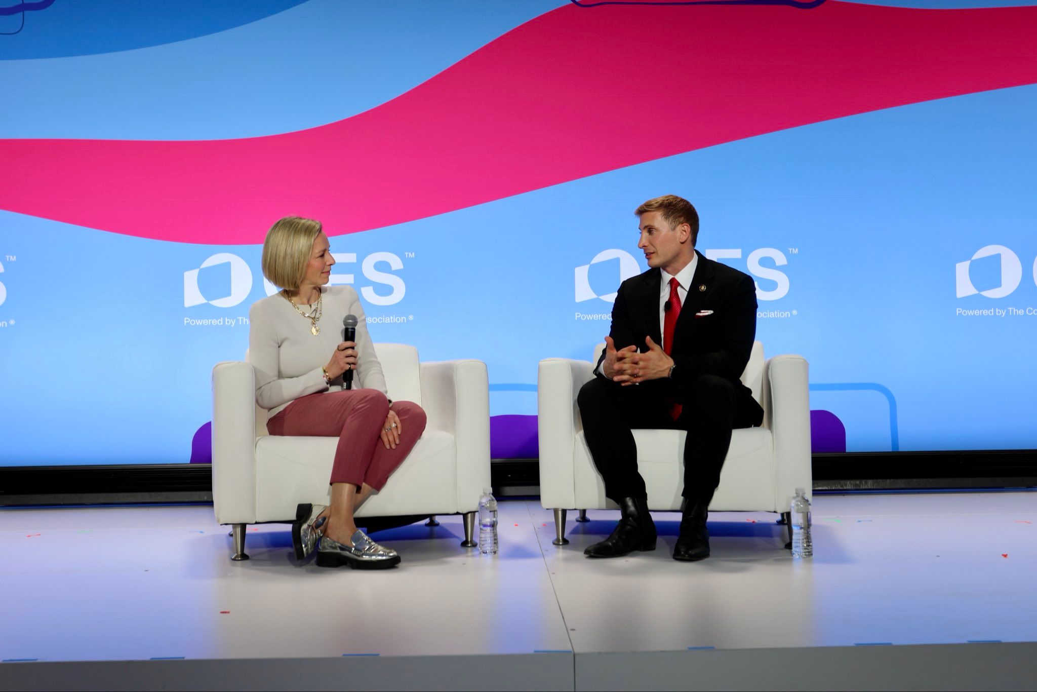 معاون وزیر خارجه آمریکا درباره اعتراضات ایران: فشار حداکثری حکومت را به زانو درآورده است 