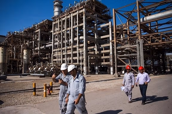 تزامنا مع احتجاجات أخرى.. عمال مصفاة نفط بندر عباس الإيرانية يواصلون الإضراب لليوم الثاني