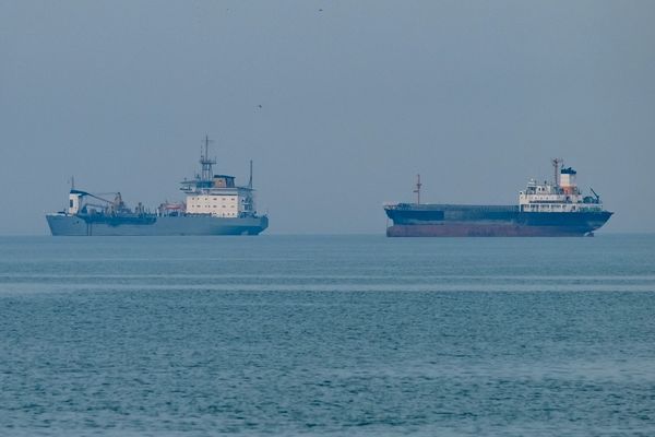 "الإيكونوميست": فريق ترامب يدرس فرض عقوبات على أي ميناء يستقبل النفط من إيران