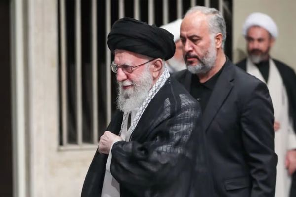 تزامنًا مع قمة شنغهاي وزيارة بزشكيان.. خامنئي يدعو لتفعيل أبعاد "الاتفاق السري" مع الصين