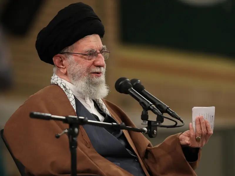 خامنئي يدعو إلى المشاركة في انتخابات "رائعة" ويتجاهل استبعاد المرشحين