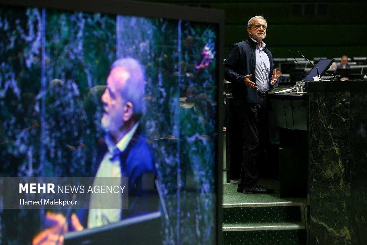 الرئيس الإيراني: أتقاضى راتبًا يعادل 1000 دولار شهريًا