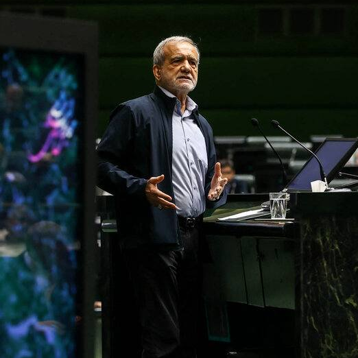 الرئيس الإيراني: أتقاضى راتبًا يعادل 1000 دولار شهريًا