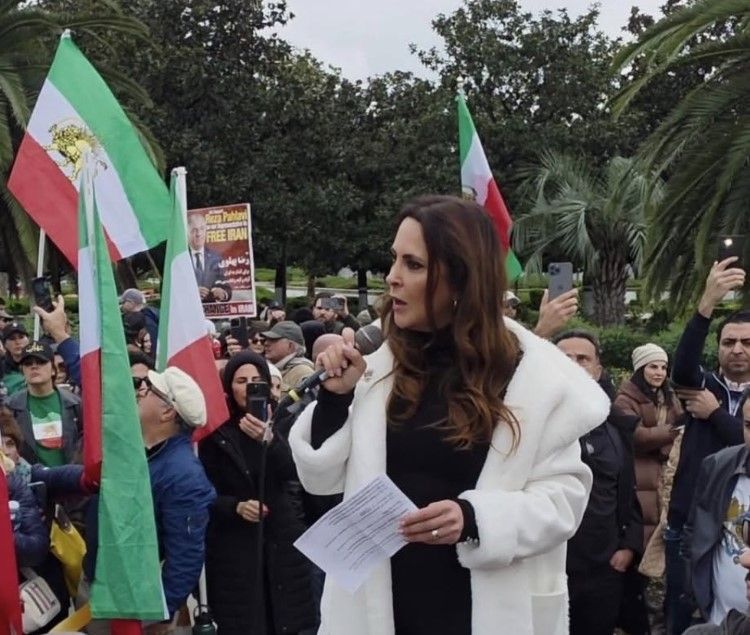 شهردار ایرانی‌تبار بورلی هیلز از دولت آمریکا خواست به مردم ایران کمک کند