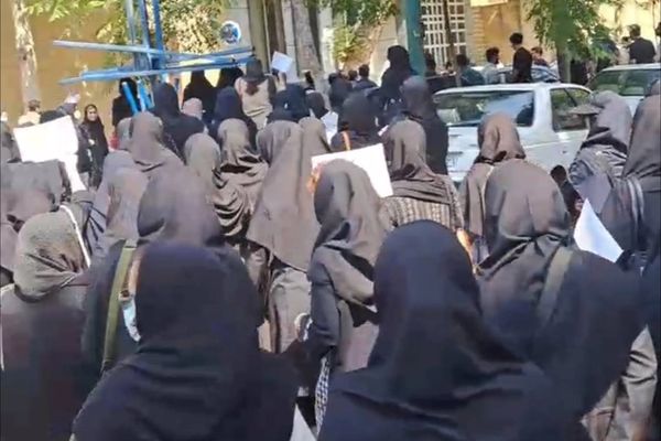 رغم التهديدات الأمنية.. "بابل" و"خرم آباد" تنضمان إلى احتجاجات الممرضين في إيران