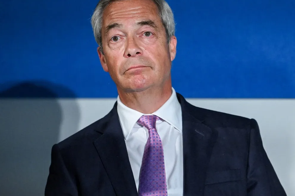 زعيم يميني بريطاني: المهاجرون الإيرانيون غير الشرعيين لا ينبغي أن يتجولوا في الشوارع بحرية