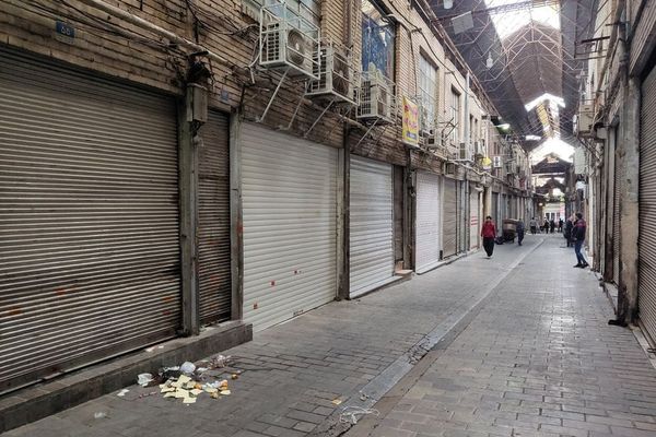 الإضرابات العامة تبدأ في إيران من أصحاب المتاجر والعاملين إلى الطلاب والفنانين