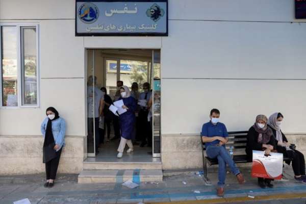 المتقاعدون في إيران يتخلون عن العلاج بسبب ضعف التأمين التكاملي وعدم استطاعتهم دفع التكاليف