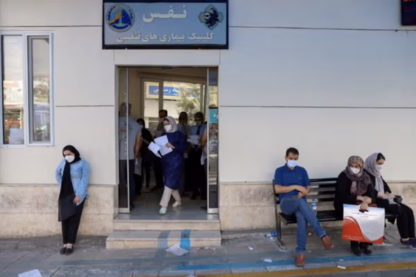 المتقاعدون في إيران يتخلون عن العلاج بسبب ضعف التأمين التكاملي وعدم استطاعتهم دفع التكاليف