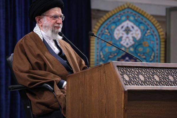 متجاهلا ذكر الغزو الروسي...المرشد الإيراني يحمل واشنطن مسؤولية الأزمة الأوكرانية