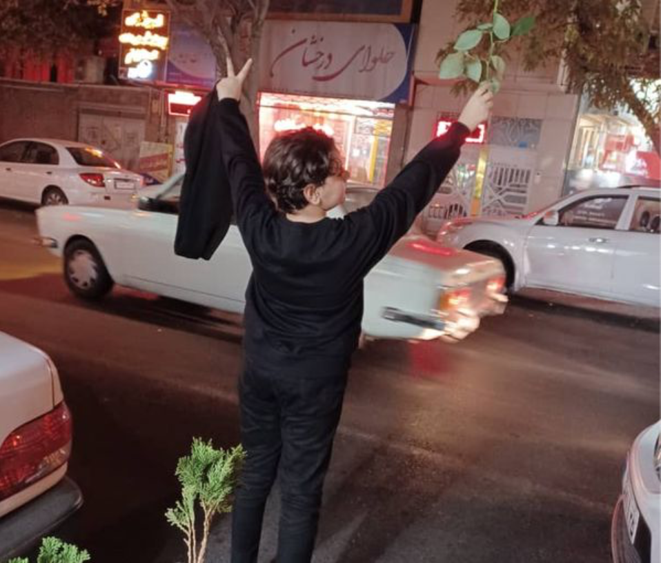 رسائل نصية بـ"الحجاب الإجباري" لأصحاب السيارات في إيران.. وتقارير حول "عودة شرطة الأخلاق"