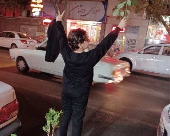 رسائل نصية بـ"الحجاب الإجباري" لأصحاب السيارات في إيران.. وتقارير حول "عودة شرطة الأخلاق"