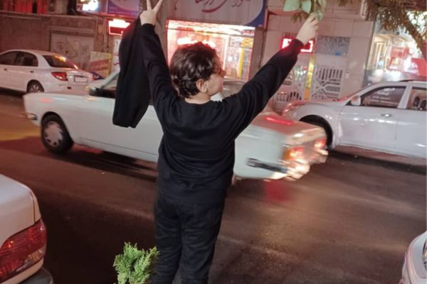 رسائل نصية بـ"الحجاب الإجباري" لأصحاب السيارات في إيران.. وتقارير حول "عودة شرطة الأخلاق"