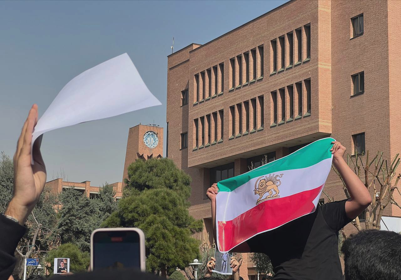 دانشجویان در چند دانشگاه ایران پرچم شیر و خورشید را برافراشتند