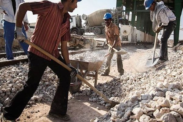 التضخم في إيران ضعف زيادة رواتب العمال حتى بعد زيادتها