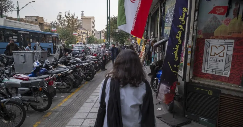 نماینده قم در مجلس: قانون حجاب بهشکل «چراغ خاموش» در برخی شهرها در حال اجراست | ایران اینترنشنال