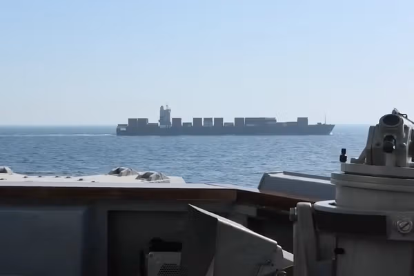 آمریکا کشتی ایرانی را در دریای عمان توقیف کرد؛ قرارگاه مرکزی خاتمالانبیا: تلافی میکنیم