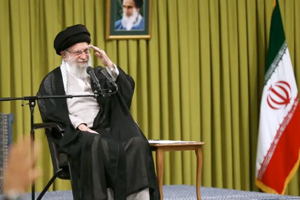 هل يواصل خامنئي العداء لأميركا أم يتجه إلى المفاوضات؟