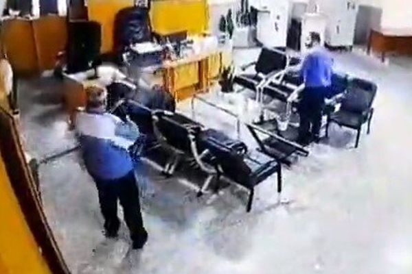لم يملك ثمن طبق بيض.. إعدام إيراني قتل ممثل خامنئي في مصرف
