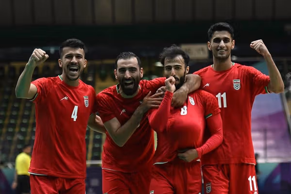 اظهارات متناقض سرمربی و پزشک تیم ملی فوتسال درباره از حال رفتن گلزن ایران