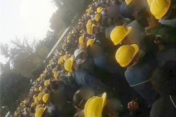 إضراب واسع للعمال في الشركات ومصانع السيارات في إيران